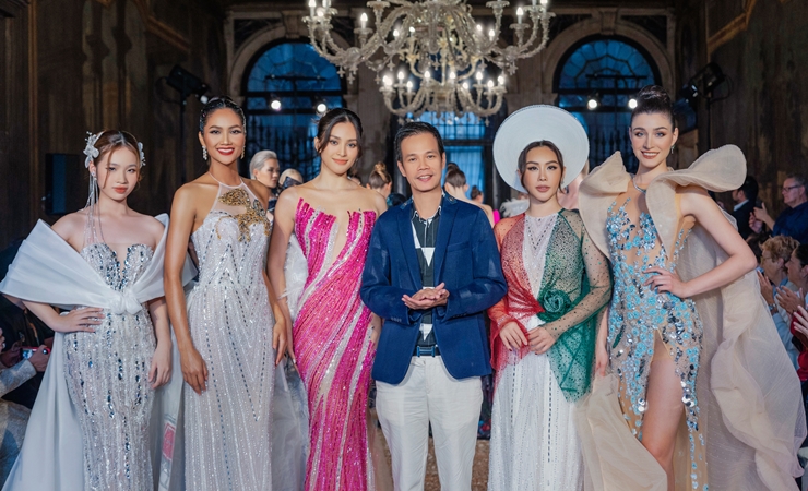 NTK Hoàng Hải tiếp tục khẳng định tài hoa và đẳng cấp khi trung thành với phong cách Haute Couture và tiên phong thực hiện các show trình diễn quốc tế liên tục trong hơn 10 năm qua.