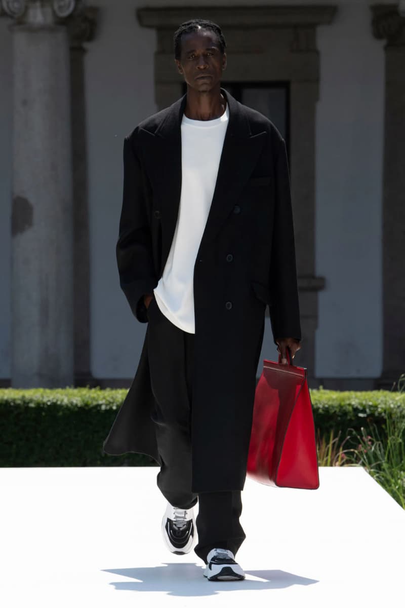 Phong cách nam tính lịch lãm kết hợp thể thao của người đàn ông Valentino - 3