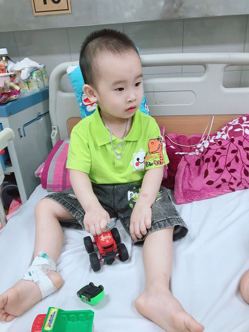 Con ốm bệnh luôn là nỗi ám ảnh của các cha mẹ có con nhỏ, chị Hằng cũng không ngoại lệ