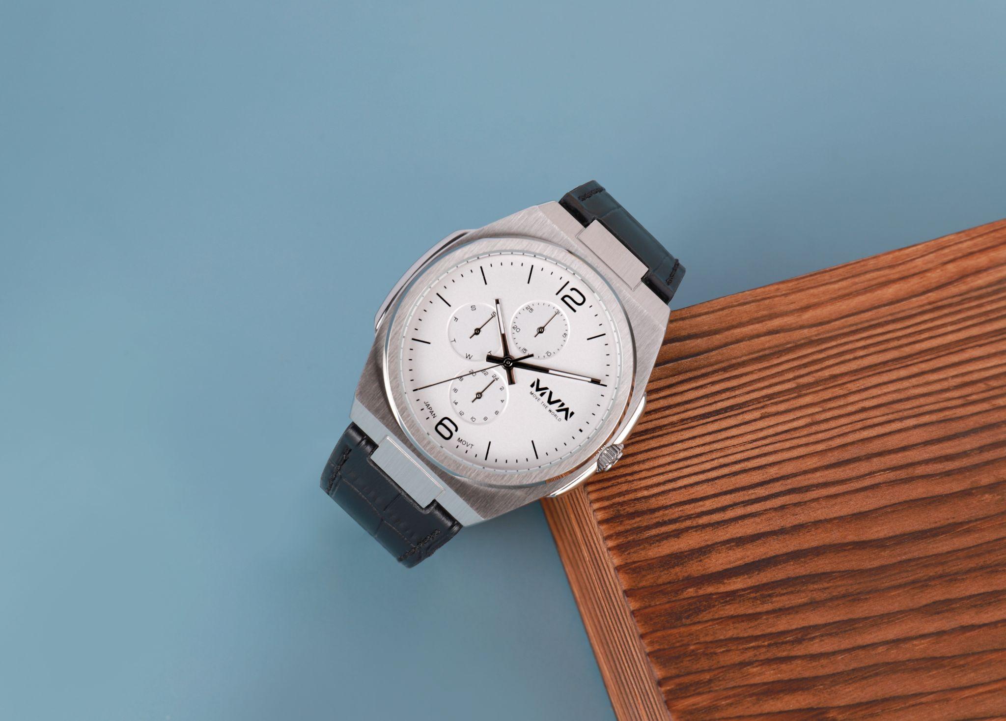 Thiết kế tối giản của mẫu đồng hồ ML080 gây ấn tượng với điểm nhấn là 3 mặt phụ được sắp xếp đầy tinh tế