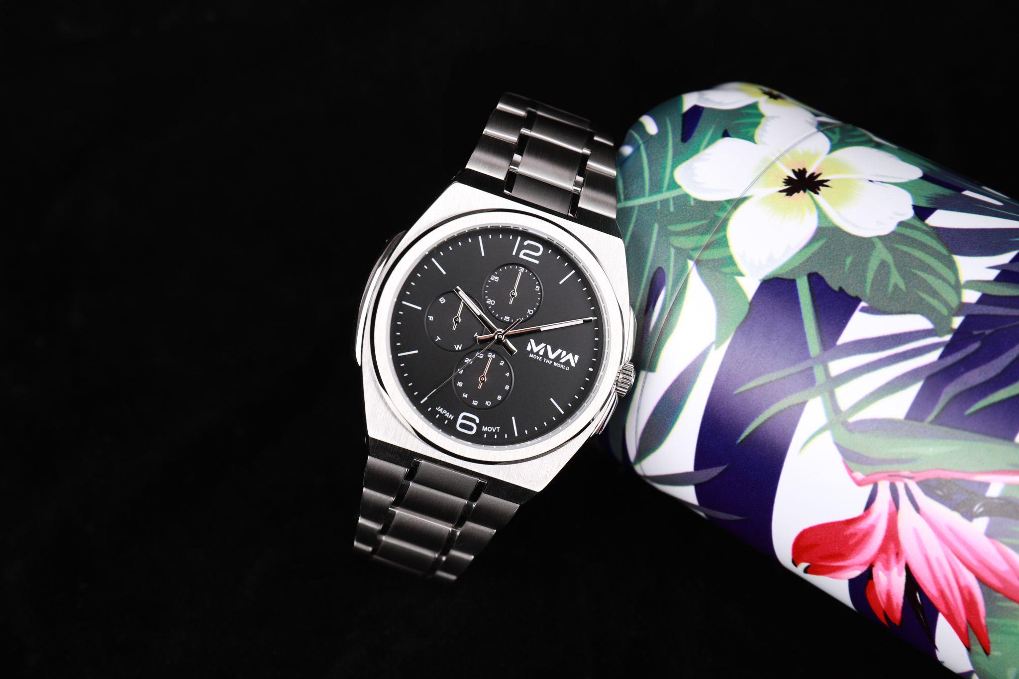 Đồng hồ dây đeo kim loại thường sẽ phù hợp hơn với những quý ông có cổ tay lớn, đem đến cảm giác trưởng thành, trang trọng cho người đeo