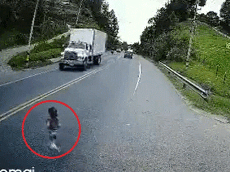 Clip: Kinh hoàng cảnh em bé lao ra đường va xe máy trước đầu xe tải - 1