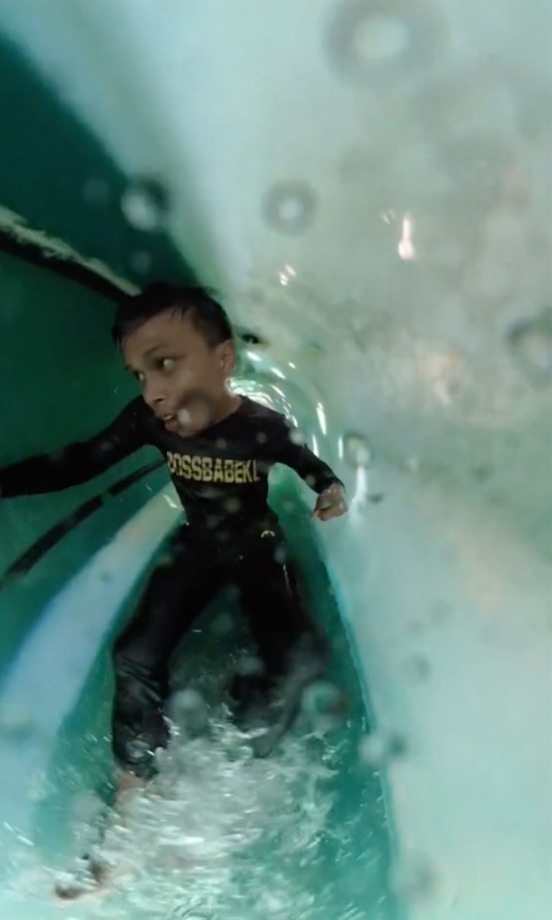 TikToker gây sốt sau khi bị mắc kẹt bên trong máng trượt nước - 2