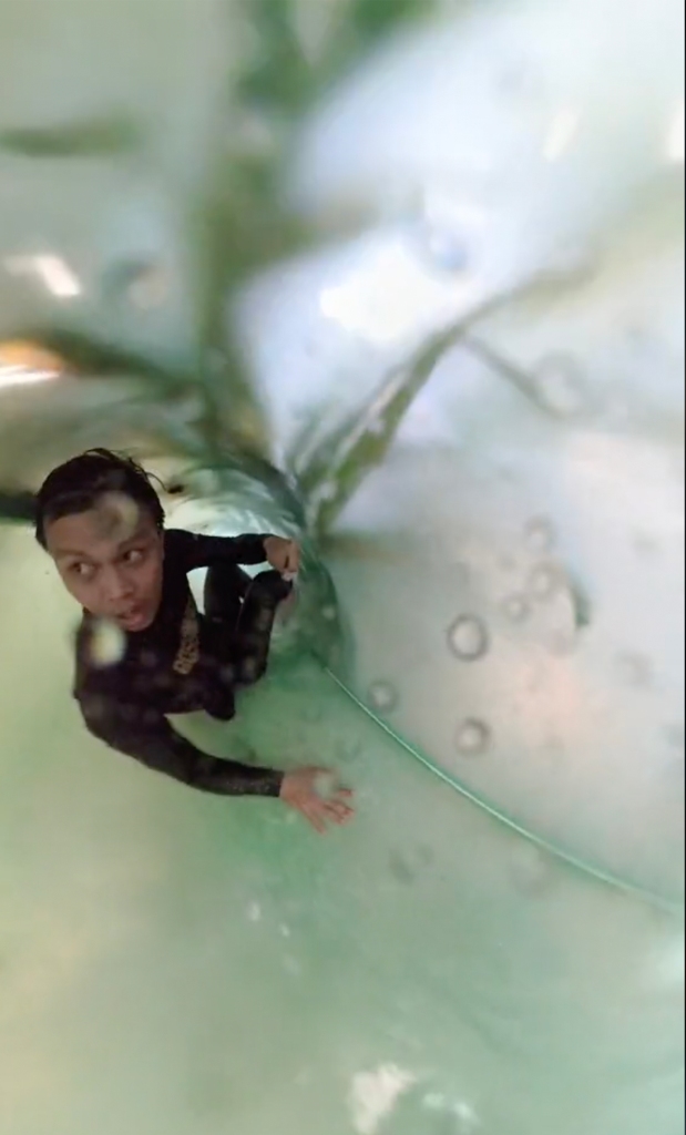 TikToker gây sốt sau khi bị mắc kẹt bên trong máng trượt nước - 3