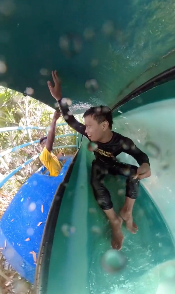 TikToker gây sốt sau khi bị mắc kẹt bên trong máng trượt nước - 4