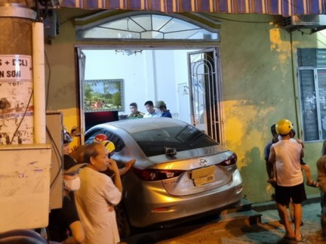 Tin tức trong ngày - Ô tô 4 chỗ mất lái tông thẳng vào nhà dân