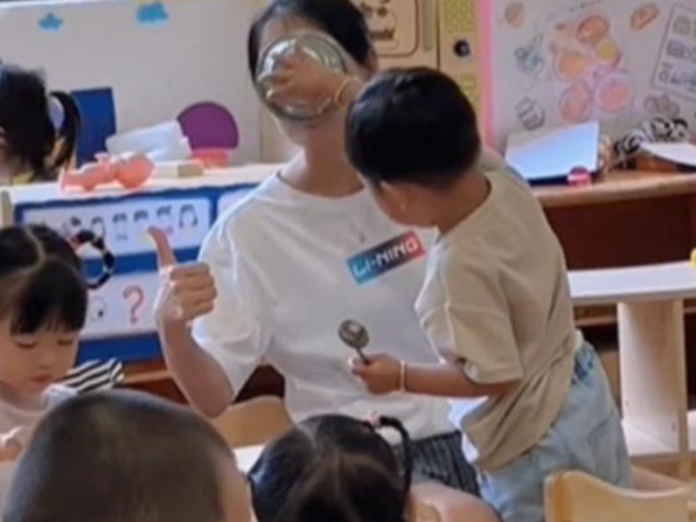 Bạn trẻ - Cuộc sống - Thấy cảnh con ăn hết bát xin thêm nhưng cô không cho, mẹ tức giận chất vấn nhưng xấu hổ nghe cô nói