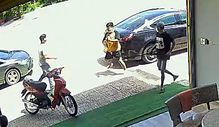 Khởi tố 7 bị can đi ô tô nổ súng vào tiệm cầm đồ ở Bình Thuận - 1