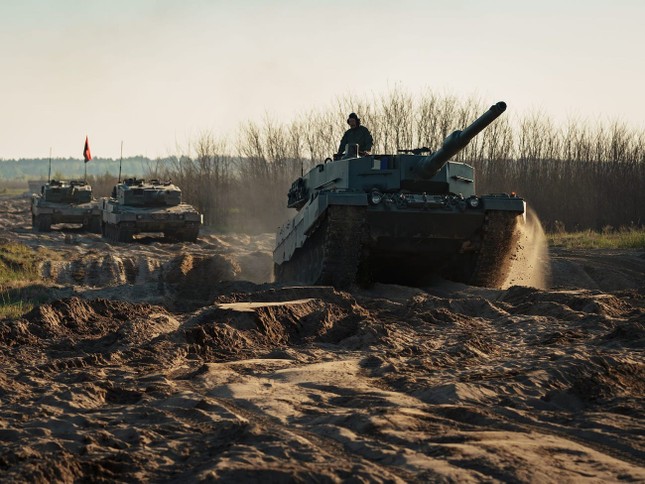 Binh sĩ Ukraine được huấn luyện sử dụng xe tăng Leopard 2. Ảnh: Getty