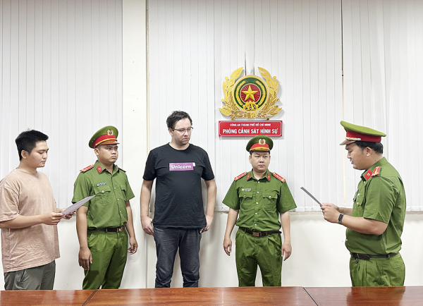 Cơ quan CSĐT tống đạt Quyết định khởi tố bị can và Lệnh bắt tạm giam Aigars Plivcs để điều tra hành vi cho vay lãi nặng.