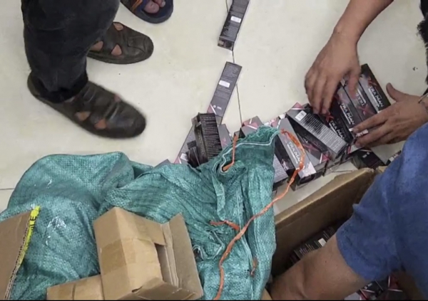 Lực lượng chức năng kiểm đếm số lượng sản phẩm thực phẩm chức năng tăng cường sinh lý đàn ông thu giữ được từ đường dây của 3 đối tượng Tuệ, Quyên và Hiếu.