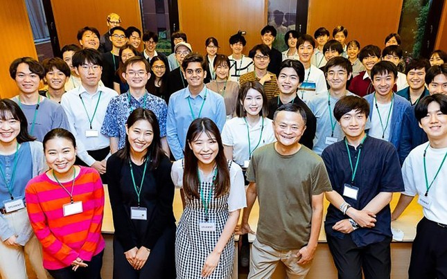 Jack Ma lần đầu giảng dạy tại Đại học Tokyo, Nhật Bản.