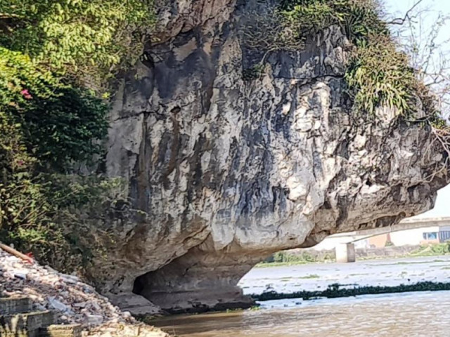 Kỳ lạ ngọn núi nghiêng mình trên sông, chứa đầy những bài thơ cổ