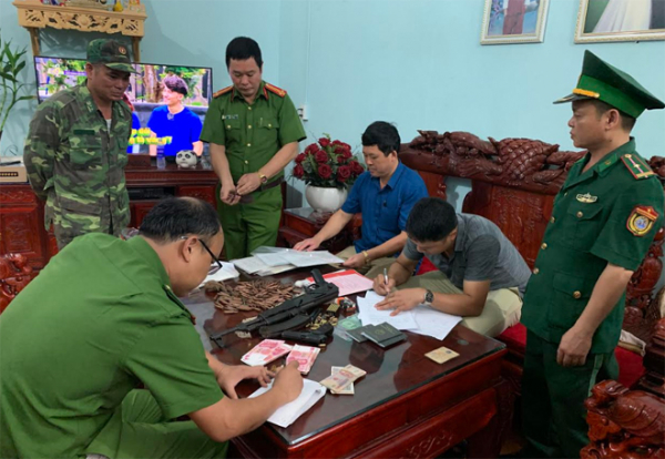 Lực lượng chức năng khám xét nhà Lương Văn Đoàn