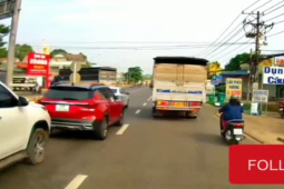 Clip: Chạy xe kiểu ”một mình, một đường”, xe tải khiến ô tô con vỡ đầu
