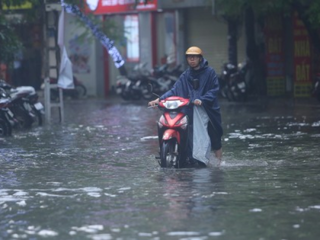 Đường Hà Nội mênh mông nước sau cơn 'mưa vàng' giải nhiệt