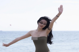 Thời trang - Người đẹp "vô danh" nổi bật bất đắc dĩ giữa bãi biển vì chiếc áo bơi