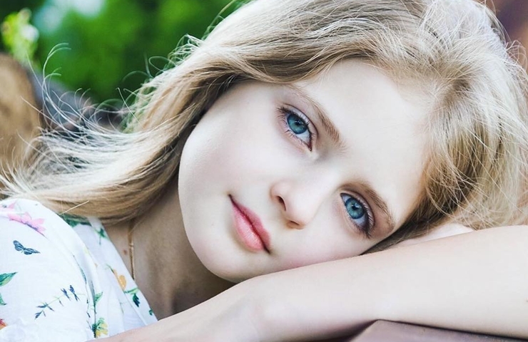 Angelina Pryima (sinh năm 2006, tại Ukraine) nổi tiếng trên mạng xã hội nhờ sở hữu nét đẹp như búp bê với đôi mắt xanh to tròn và làn da trắng mịn.
