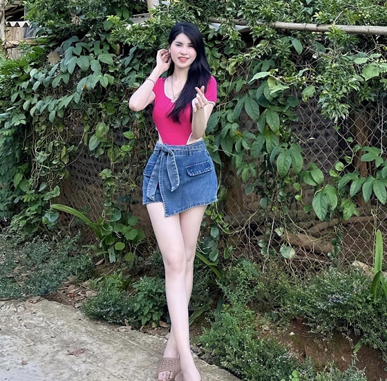 Hot girl Thanh Trà khoe da trắng phát sáng bên vườn rau - 2