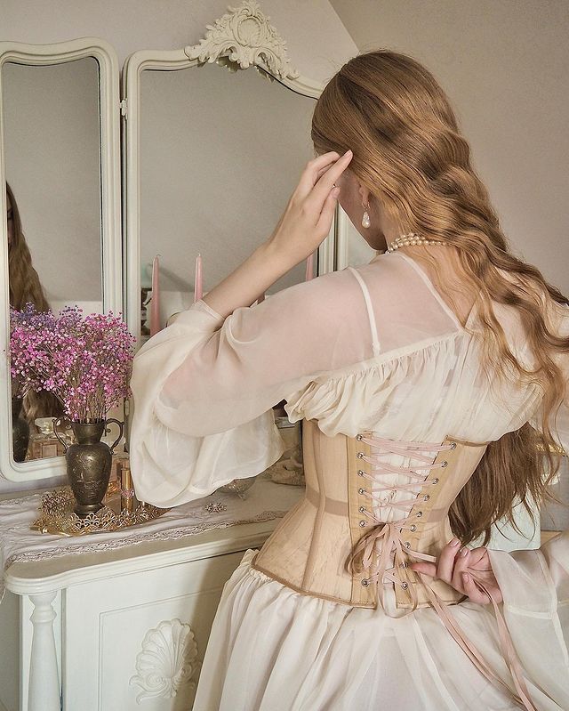 Cô gái Nga chuộng áo nịt thời Phục Hưng khoe nét đẹp như bước ra từ tranh vẽ - 6