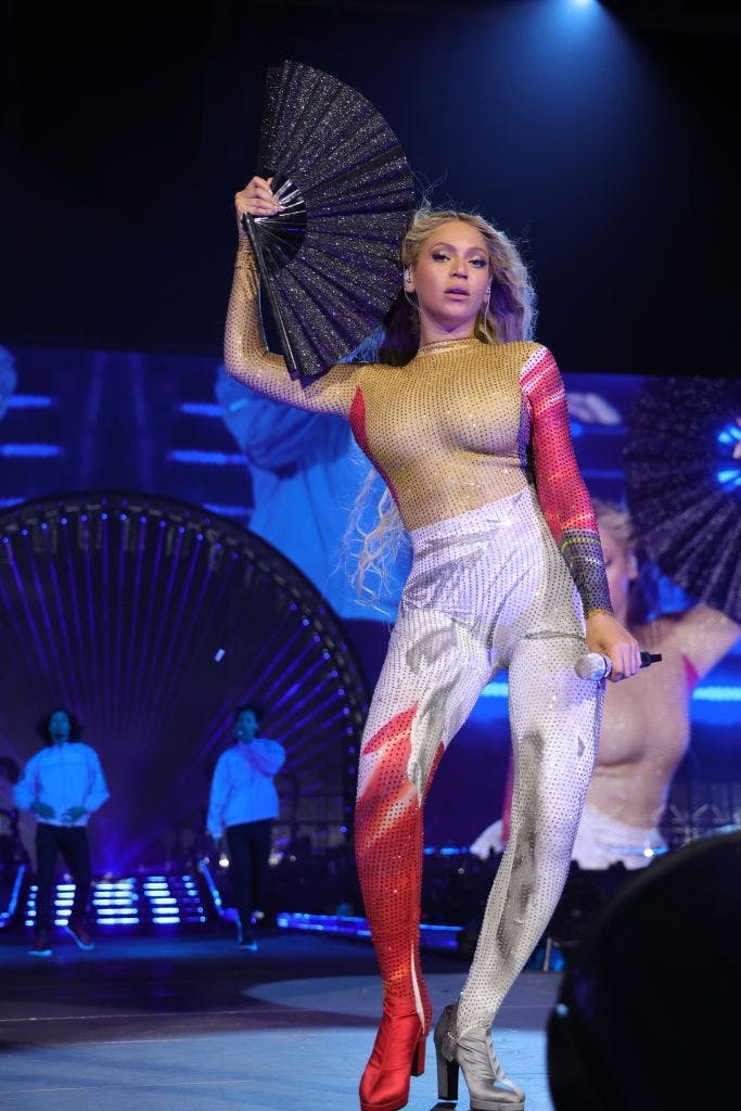 Beyoncé mặc toàn đồ của NTK da màu trong siêu show diễn thế giới - 4