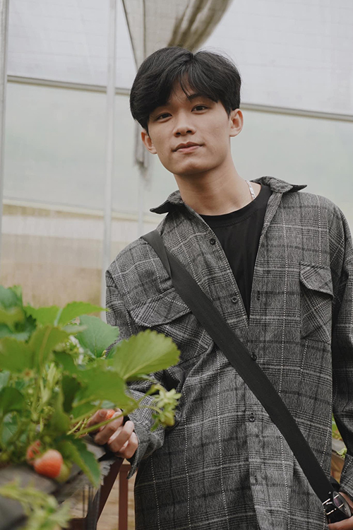 Gương mặt điển trai cùng style thời trang có “gout” của nam TikToker