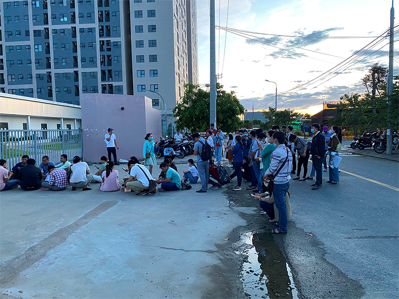 Khách hàng có mặt từ sớm để xếp hàng tham dự buổi tổ chức bốc thăm