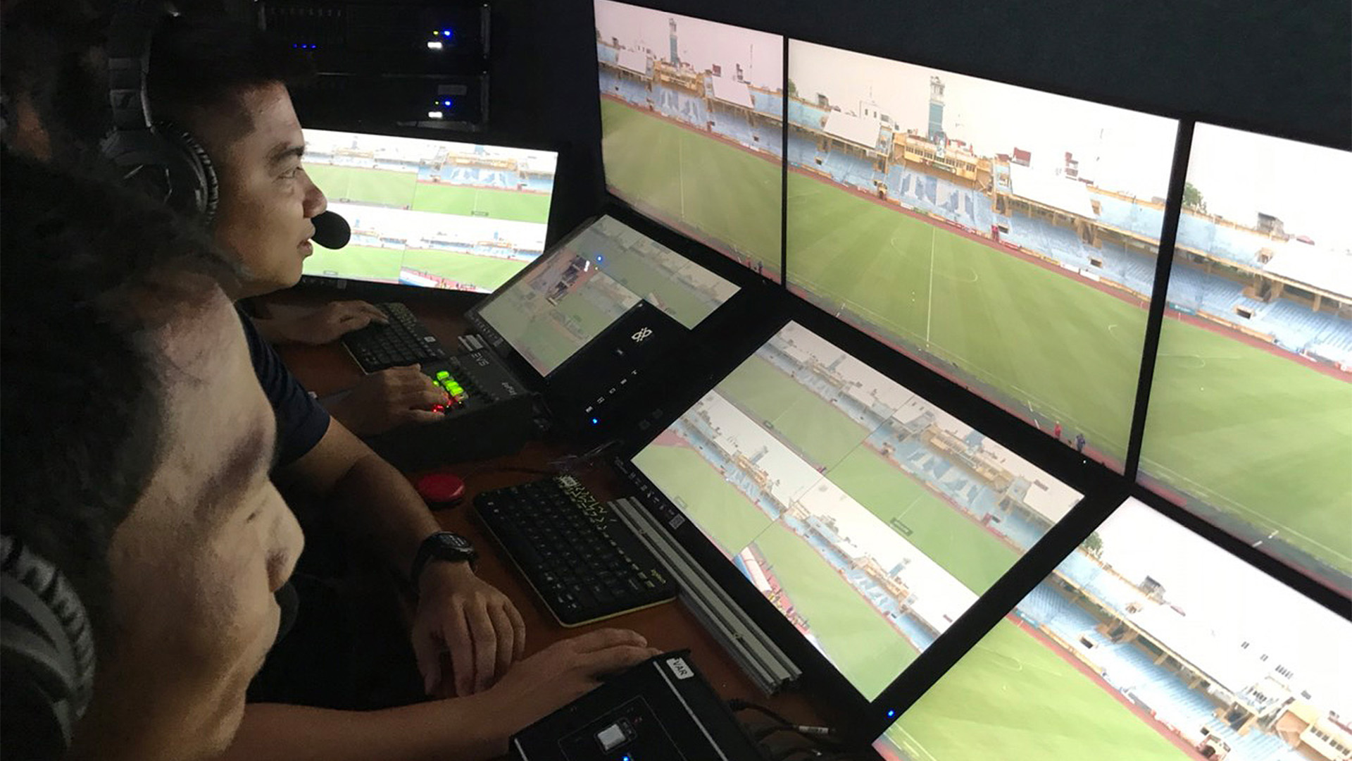 Các trọng tài thực tập trong trong phòng VAR (Ảnh: VPF)