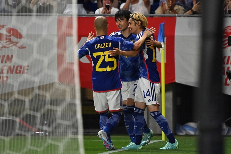 Nhật Bản (áo xanh) thắng tưng bừng Peru