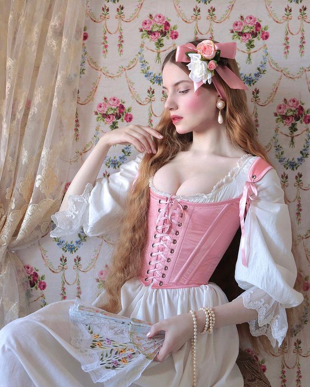 Cô gái Nga chuộng áo nịt thời Phục Hưng khoe nét đẹp như bước ra từ tranh vẽ - 2