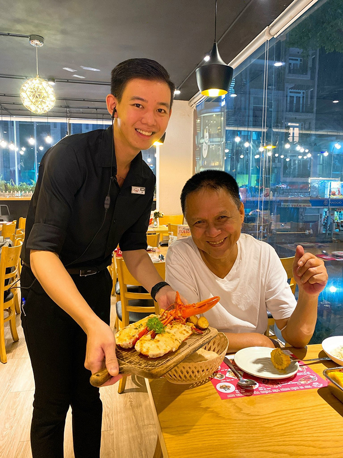 Phục vụ thân thiện từ nhân viên là điều giúp khách hàng thêm yêu quý Lobster Bay