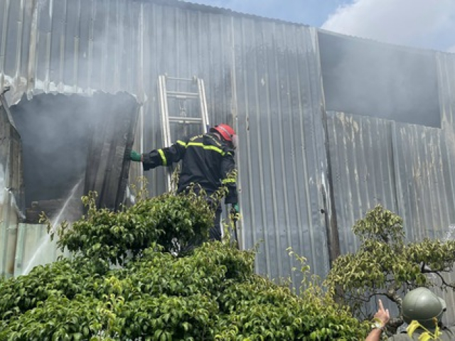 Tin tức trong ngày - Cảnh sát đeo mặt nạ phòng độc dập đám cháy lớn kèm nổ ở quận 12