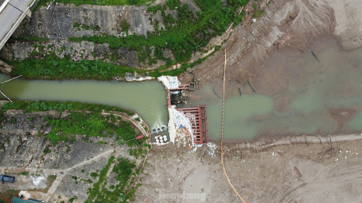 Mực nước sông Đà tiếp tục ở mực thấp kỷ lục trong hàng chục năm qua khiến cho nguồn nước cung cấp cho Nhà máy nước sạch sông Đà bị ảnh hưởng.