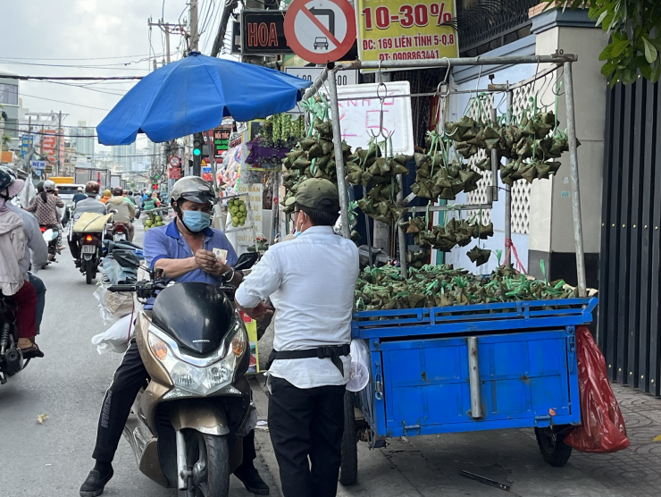 Nhiều xe đẩy bán bánh ú lá tre xuất hiện ở các tuyến đường TP HCM dịp Tết Đoan Ngọ