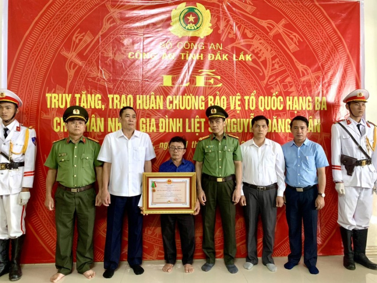 Vụ tấn công trụ sở UBND xã ở Đắk Lắk: Trao huân chương bảo vệ Tổ quốc hạng Ba cho 4 liệt sĩ - 1