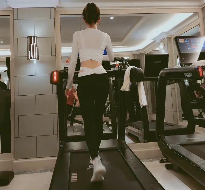 Tần Lam chăm chỉ tập thể dục để giữ vóc dáng đẹp.