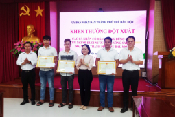 Tin tức trong ngày - Lao xuống sông Sài Gòn cứu 2 mẹ con: 3 thanh niên được khen thưởng