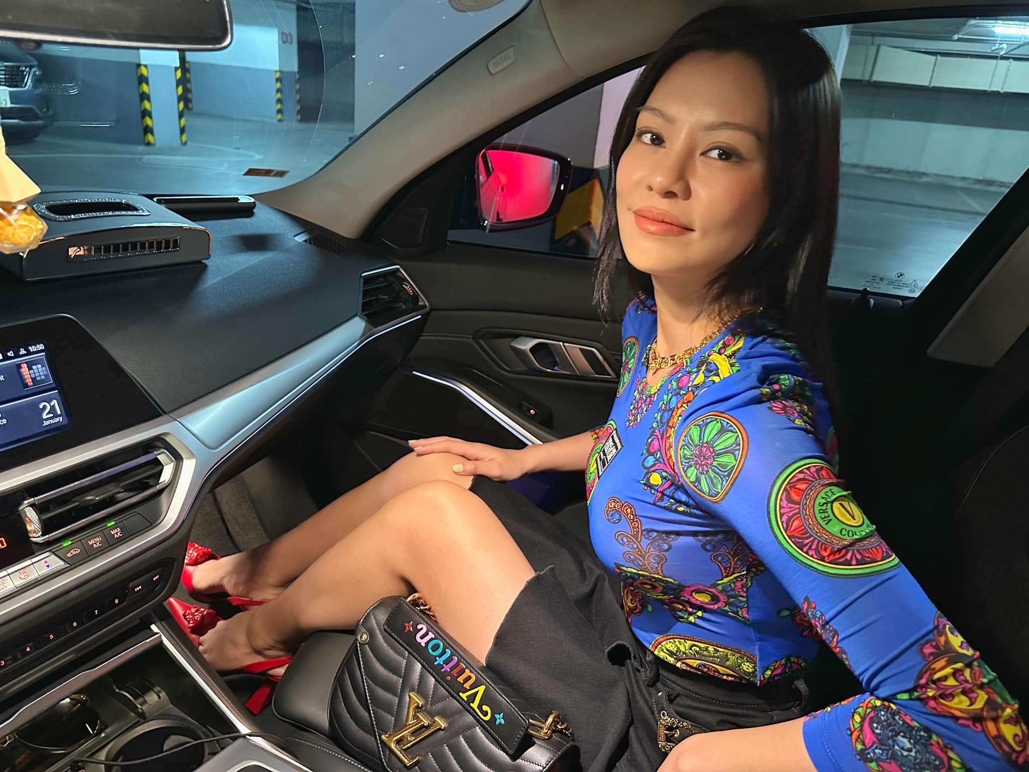 Ảnh đời thường của Bùi Lan Hương. Cô sở hữu xe sang, dùng hàng hiệu xa xỉ.