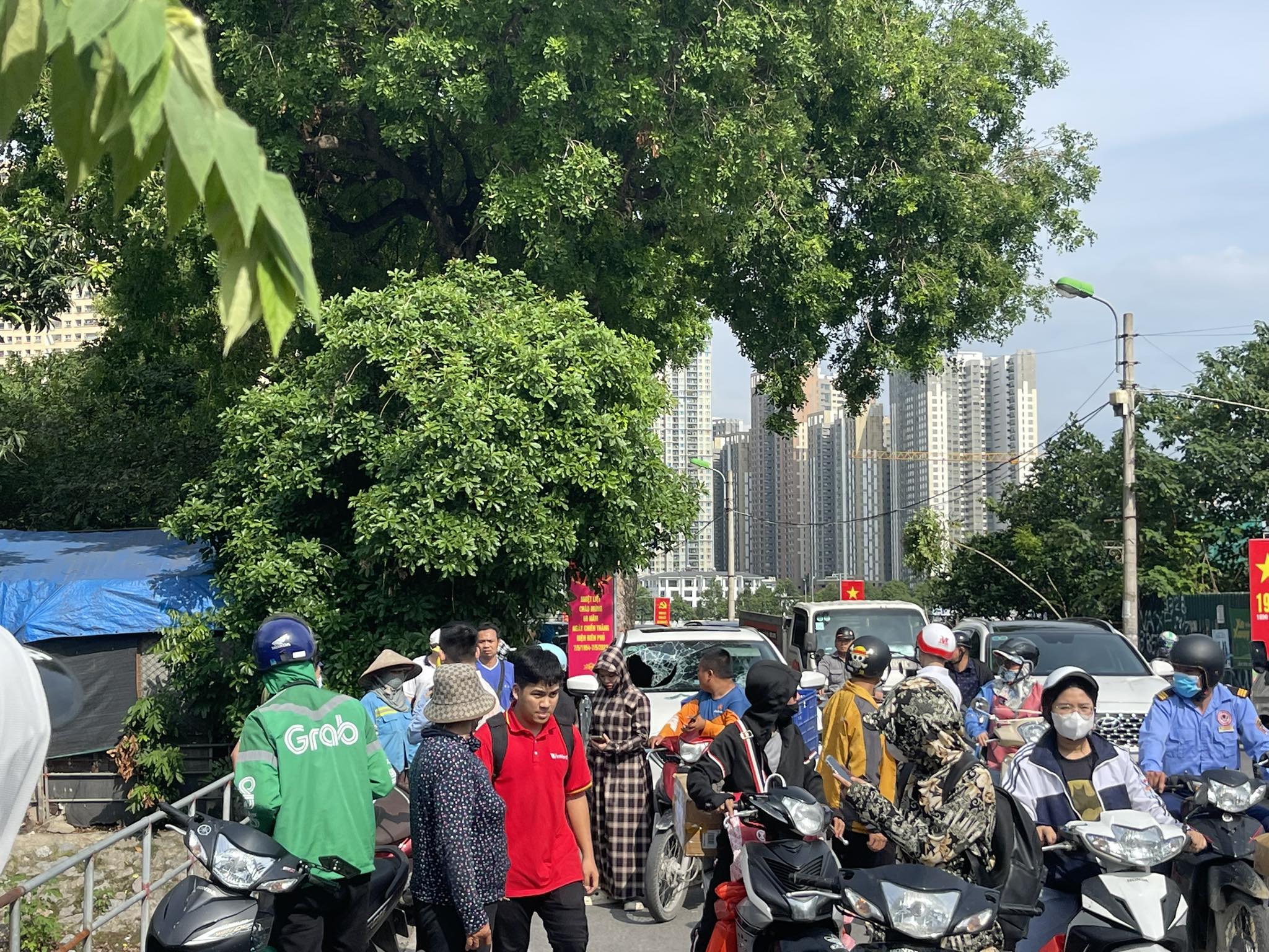 Sự việc khiến giao thông bị ùn tắc.