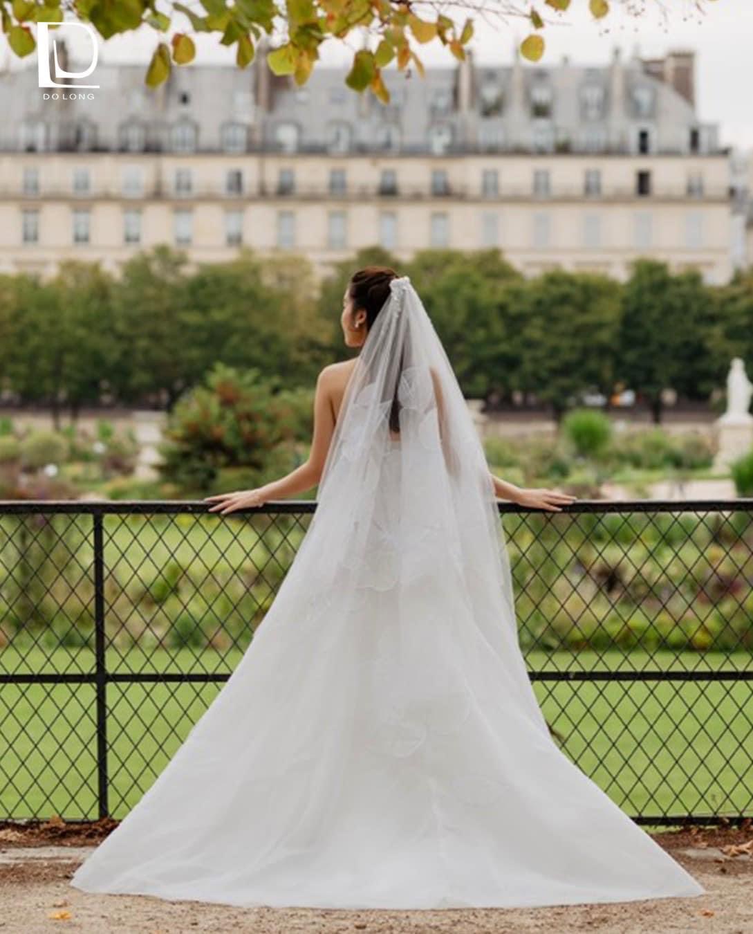 Hoa hậu Đỗ Mỹ Linh khoe khoảnh khắc xinh tươi với váy cưới.