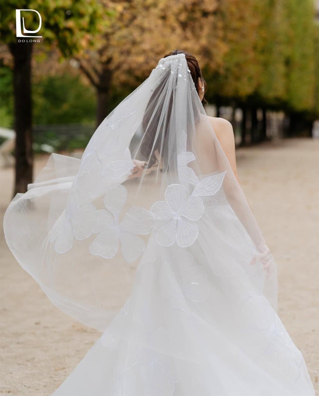 Váy cưới tinh giản là một trong những phân khúc váy cưới chưa khi nào lỗi thời. Thiết kế hướng tới sự giản dị nhưng đẹp kiêu sa, phù hợp cho những cô nàng mê sự tối giản.