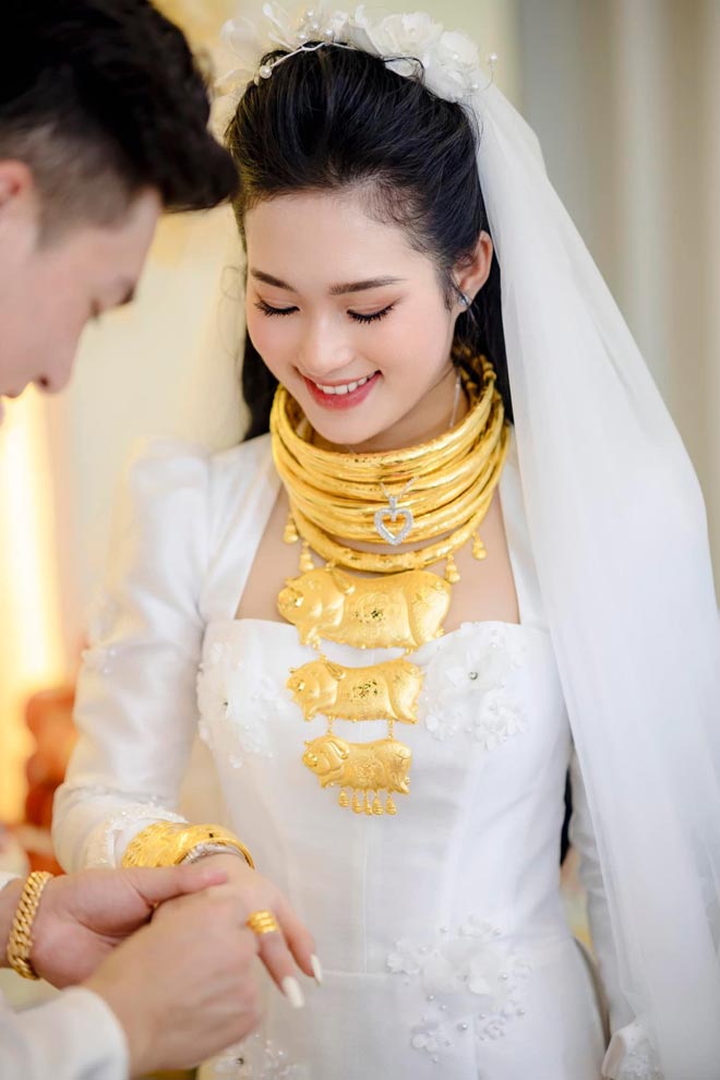 Cô dâu Long An đeo chi chít vàng trên cổ và cổ tay