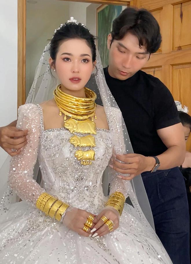 19 tuổi theo chồng về dinh, cô dâu Long An được 2 bên tặng vàng đeo trĩu cổ - 2
