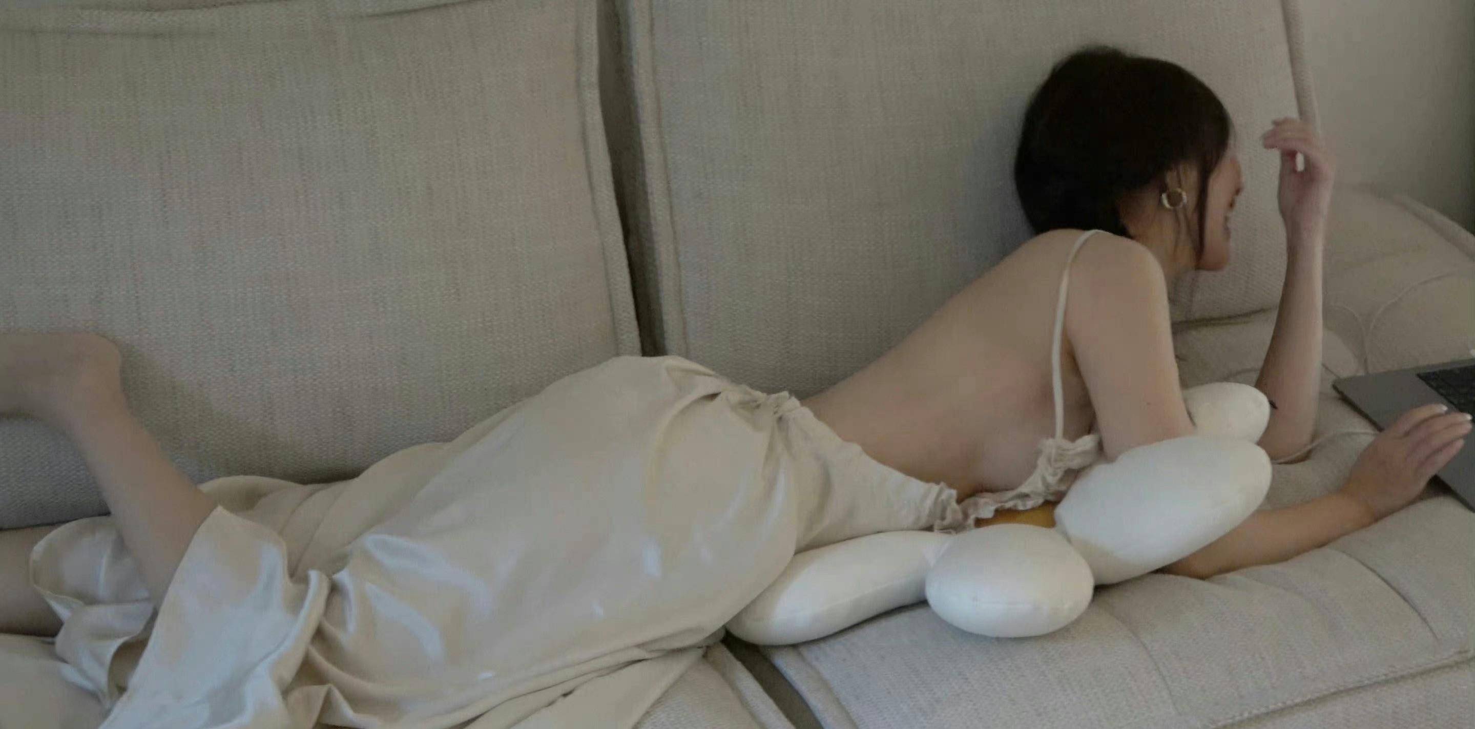 Trang Sohu dành lời khen ngợi của hình ảnh khoe lưng trần nõn nà của Lý Phi Nhi.&nbsp;
