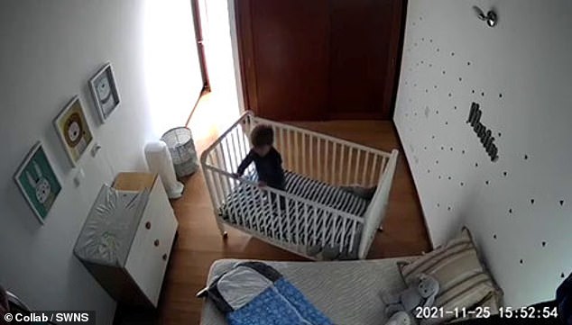 Và nhanh trí thoát khỏi chiếc cũi bằng cách kéo nó qua giường ngủ