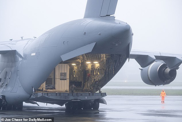 Máy bay vận tải C-17 của không quân Mỹ&nbsp;chở các thiết bị trục vớt tới Canada.