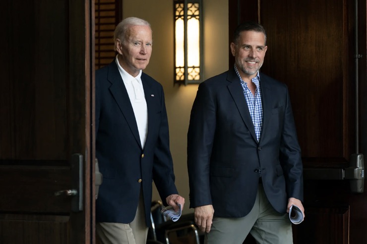 Hunter Biden đi cùng cha là Tổng thống Mỹ Joe Biden trong bức ảnh chụp năm 2022.