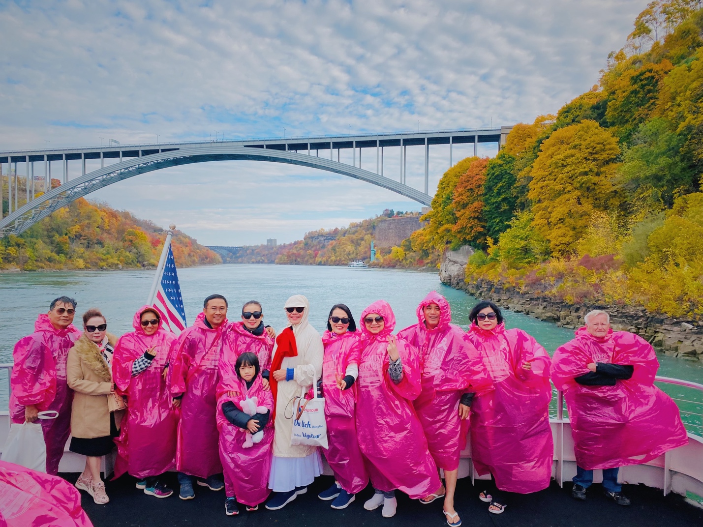 Hình ảnh du khách trên du thuyền dạo bên dưới long thác Niagara