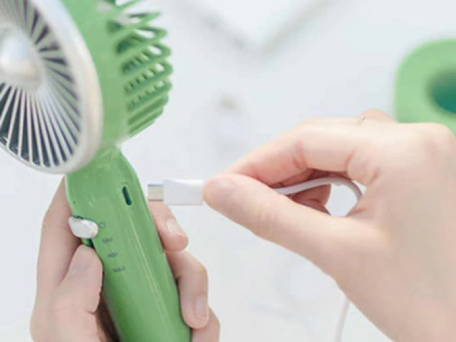 Thị trường - Tiêu dùng - Đa dạng quạt tích điện cầm tay mini tiện lợi ngày hè, khi dùng mà "quên" điều này dễ gặp nguy hiểm