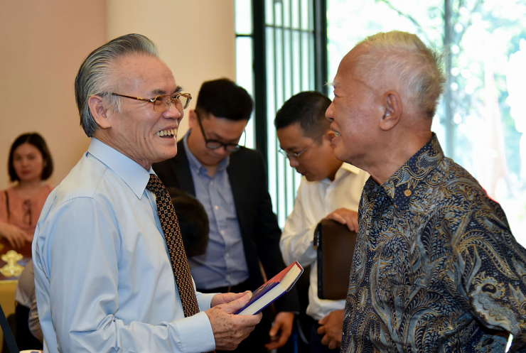 Nguyên Phó Thủ tướng Vũ Khoan (phải) trong hoạt động kỷ niệm 25 năm Việt Nam gia nhập ASEAN năm 2020 do Bộ Ngoại giao tổ chức Ảnh: BỘ NGOẠI GIAO